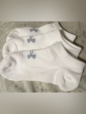 NWOT Women's White Ankle Socks with Gray Bow Accent - 3 Pack